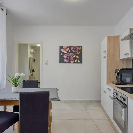 Lovely Near The Bus Station - Happy Apartment *