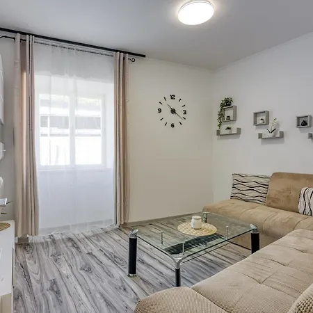 Apartment Lovely Near The Bus Station - Happy Pula