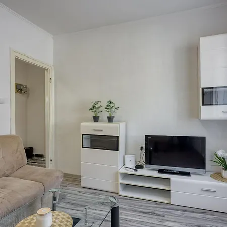 Apartment Lovely Near The Bus Station - Happy Pula